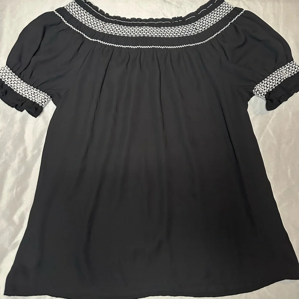 Express Short Sleeved Light-Weight Blouse in Black with White Detailing Medium - Picture 1 of 8